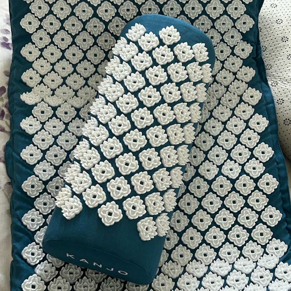 Kanjo Acupressure Mat Set in Teal and White Portable with Carry Strap! NWOT - Picture 2 of 5